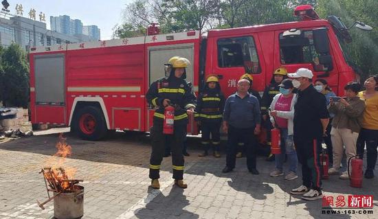“双争”进行时文化路街道：消防演练进社区共筑安全防火墙(图1)