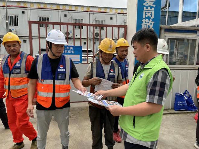 黄埔区永和街开展禁毒宣传进工地共筑拒毒“防火墙”宣传活动(图3)