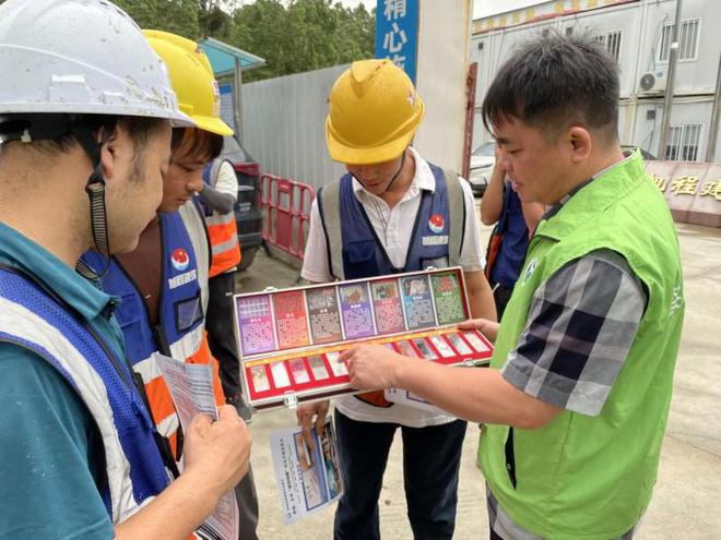 黄埔区永和街开展禁毒宣传进工地共筑拒毒“防火墙”宣传活动(图2)