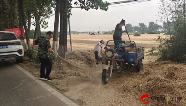 西平县盆尧镇：清运秸秆办实事筑牢禁烧“防火墙”(图1)