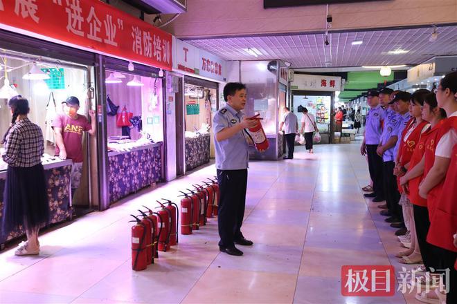 消防演练进市场武汉黄陂警民共筑平安“防火墙”(图1)