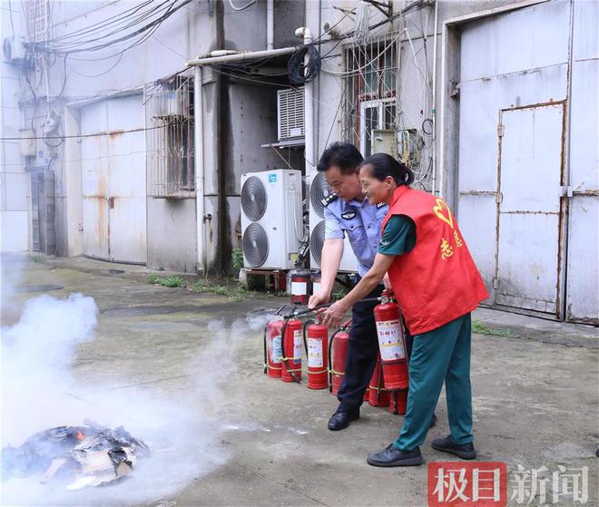 消防演练进市场武汉黄陂警民共筑平安“防火墙”(图5)