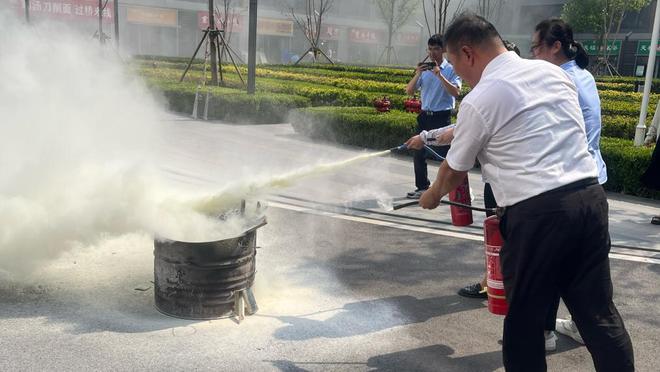 消防演练筑牢安全防火墙公益讲座普及健康知识昆仑健康保险山东分公司“78全国保险公众宣传日”活动圆满收官(图3)