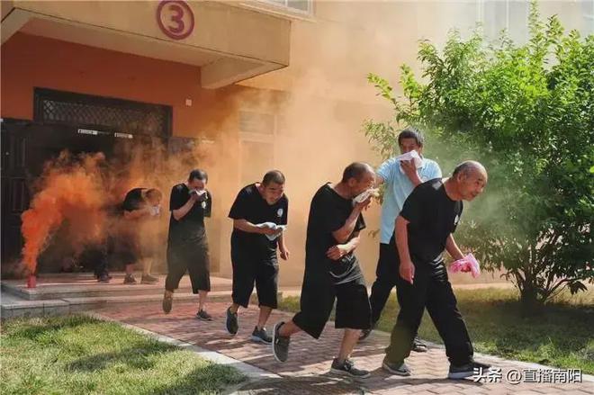 以练促防、以练促用切实筑牢安全“防火墙”_南阳市民政局组织开展2024年安全生产月消防应急演练(图2)