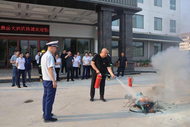 滨州无棣：消防培训进酒店筑牢安全防火墙(图2)
