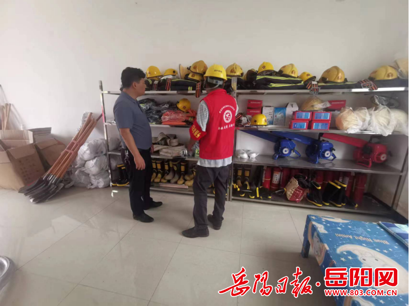 屈原管理区凤凰乡：护林人员巡林忙筑牢森林“防火墙”(图1)