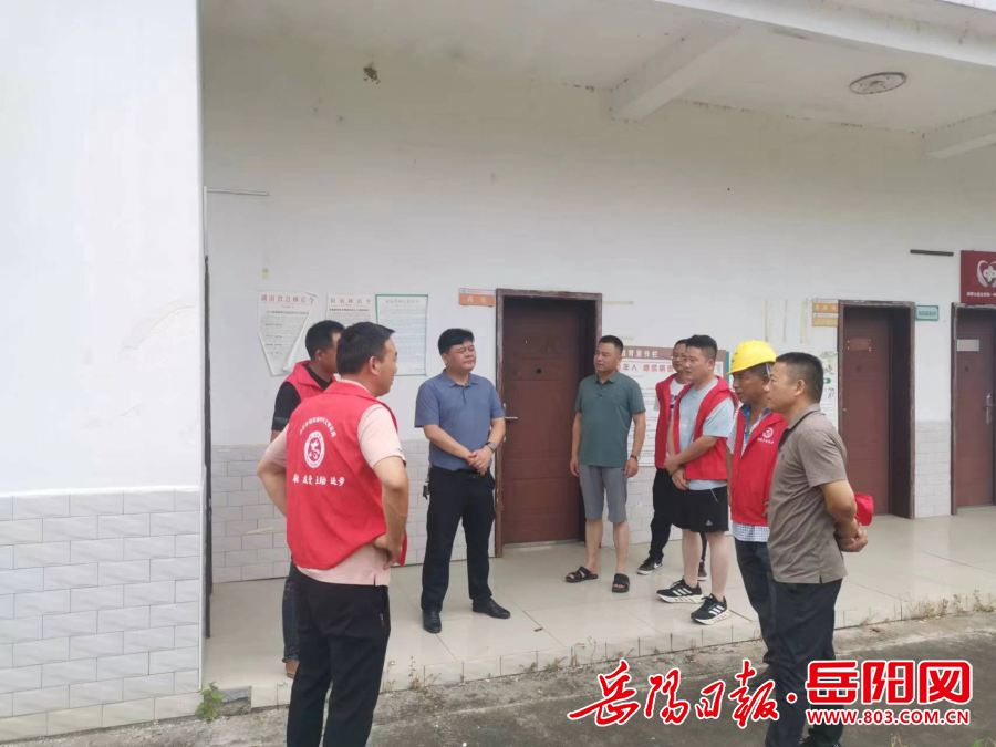 屈原管理区凤凰乡：护林人员巡林忙筑牢森林“防火墙”(图2)