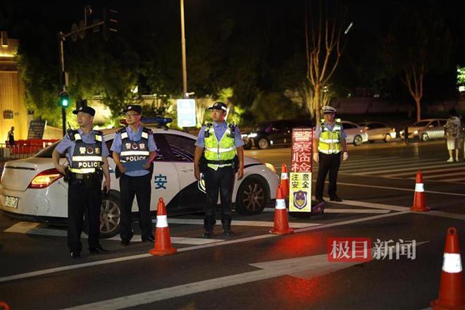 筑牢夏夜“防火墙”江岸公安当好平安“守夜人”(图1)