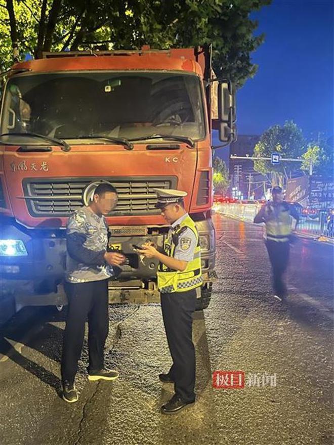 筑牢夏夜“防火墙”江岸公安当好平安“守夜人”(图2)