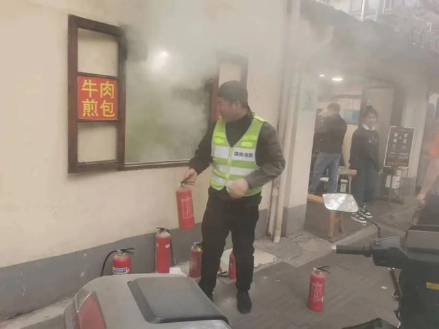 24小时待命、“零死角”巡逻！他们筑牢夏季消防安全“防火墙”！(图2)