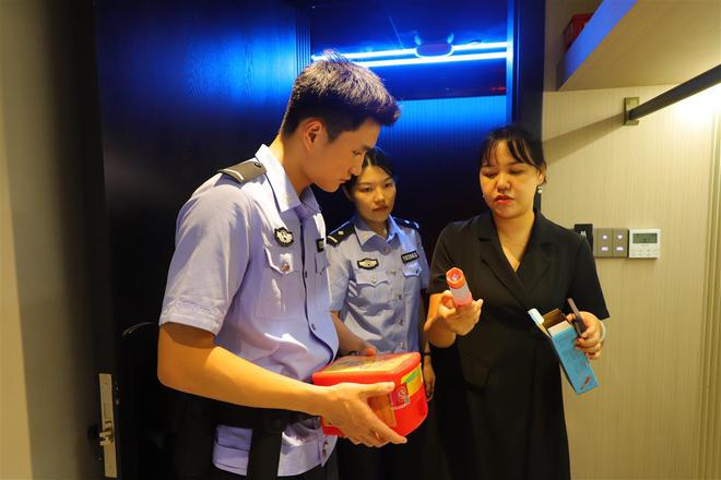 民警开展辖区酒店消防检查筑牢安全“防火墙”(图1)