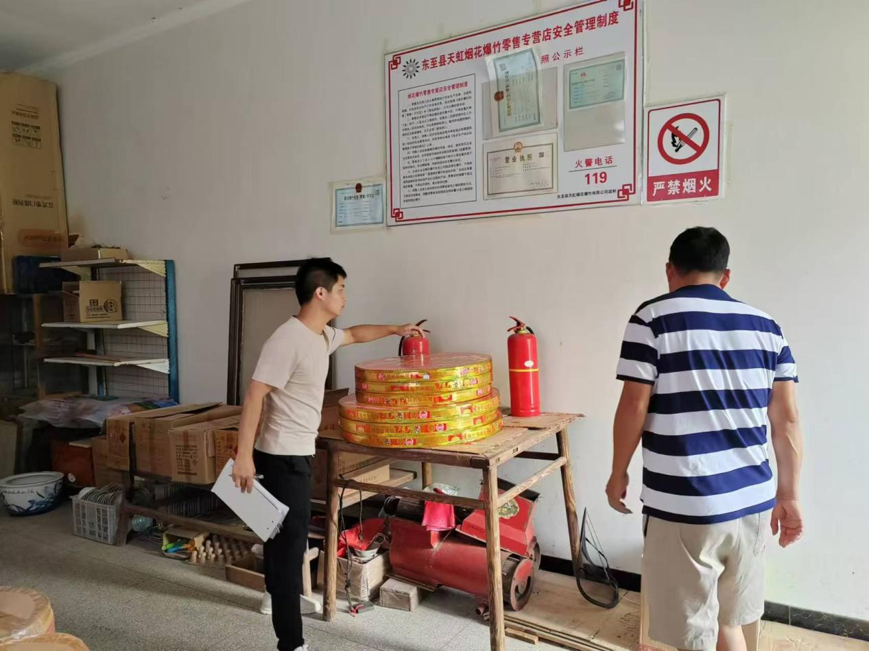 东至县泥溪镇扎实开展烟花爆竹安全检查工作筑牢安全“防火墙”(图1)