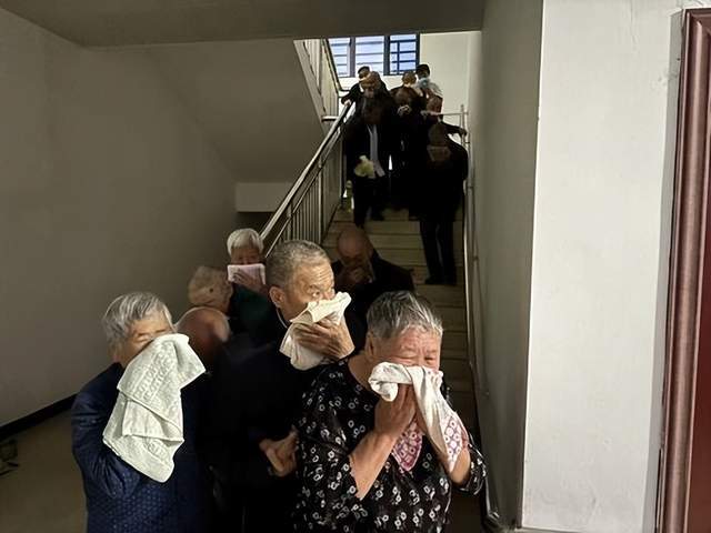 秭归县沙镇溪镇福利院：开展消防演练牢筑安全“防火墙”(图1)