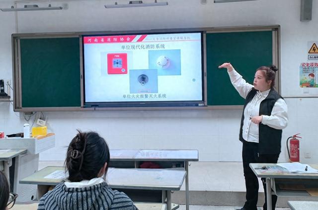 青山路小学：消防安全“零距离”筑牢生命“防火墙”(图1)