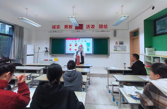 青山路小学：消防安全“零距离”筑牢生命“防火墙”(图2)