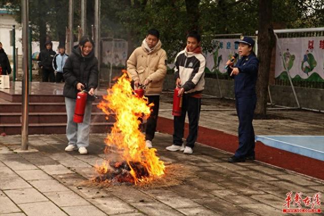 筑牢校园安全防火墙——常德市第十六中学开展消防宣传月系列活动(图1)