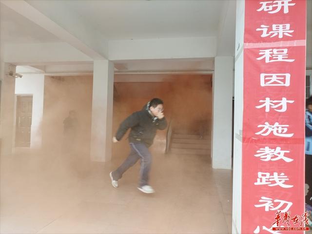 筑牢校园安全防火墙——常德市第十六中学开展消防宣传月系列活动(图2)