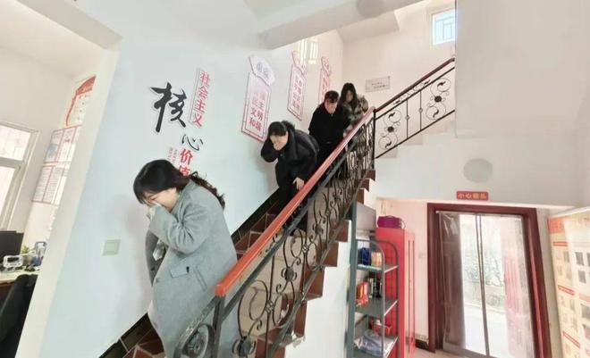 信阳市羊山新区南京路街道办事处开展燃气安全事故应急演练活动筑牢燃气安全“防火墙”(图1)
