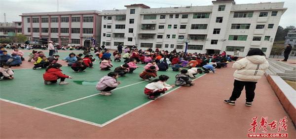 消防演练进校园共筑安全“防火墙”一一泸溪县达岚小学开展消防安全应急演练(图1)