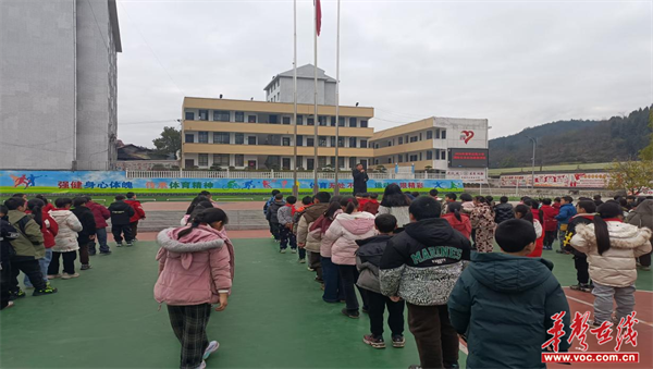 消防演练进校园共筑安全“防火墙”一一泸溪县达岚小学开展消防安全应急演练(图2)