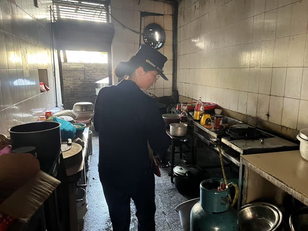 金洞消防：强化餐饮行业安全防线专项宣传筑牢“防火墙”(图2)