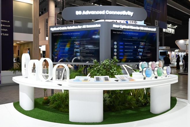 直击巴塞丨光引未来长飞在MWC2025开启AI多元宇宙(图2)