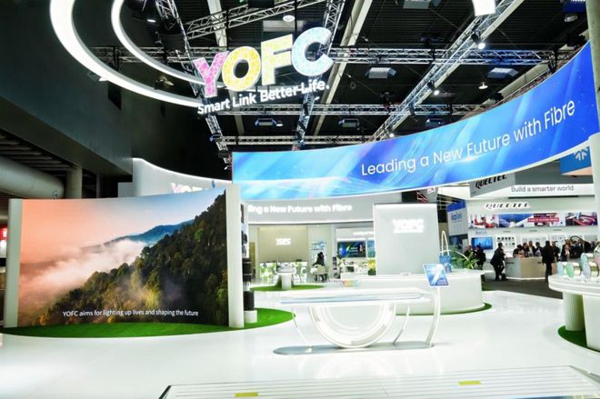 直击巴塞丨光引未来长飞在MWC2025开启AI多元宇宙(图1)