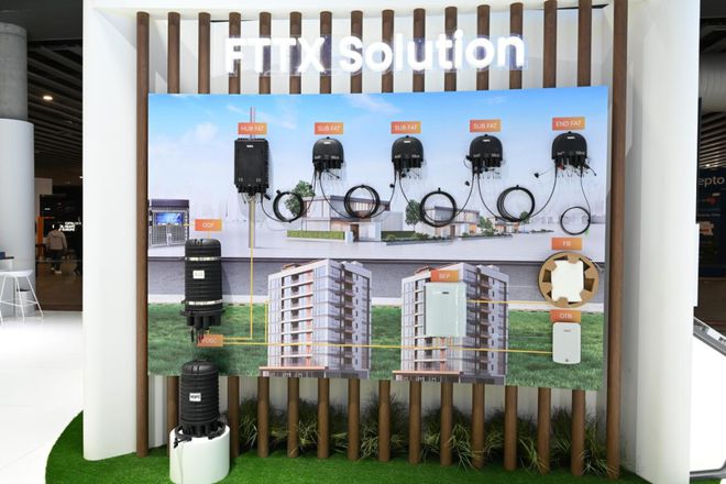 直击巴塞丨光引未来长飞在MWC2025开启AI多元宇宙(图5)