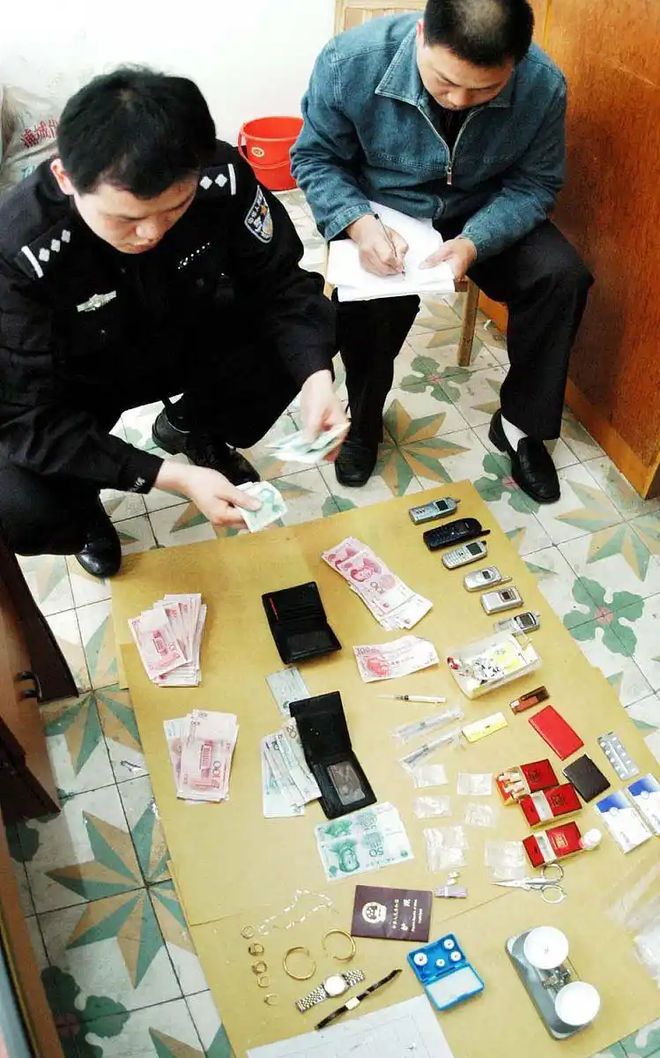 网购拒收主商品竟成发财秘诀？快递员因贪欲获刑！(图1)