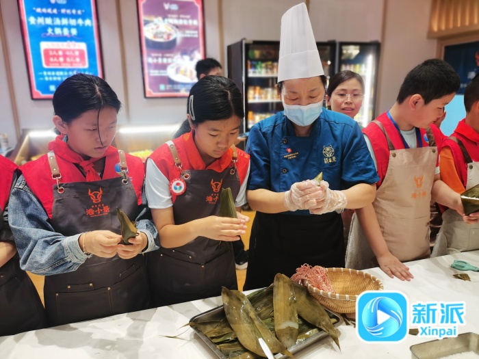 学包粽子品尝美味和牛火锅小记者端午节过美了(图2)