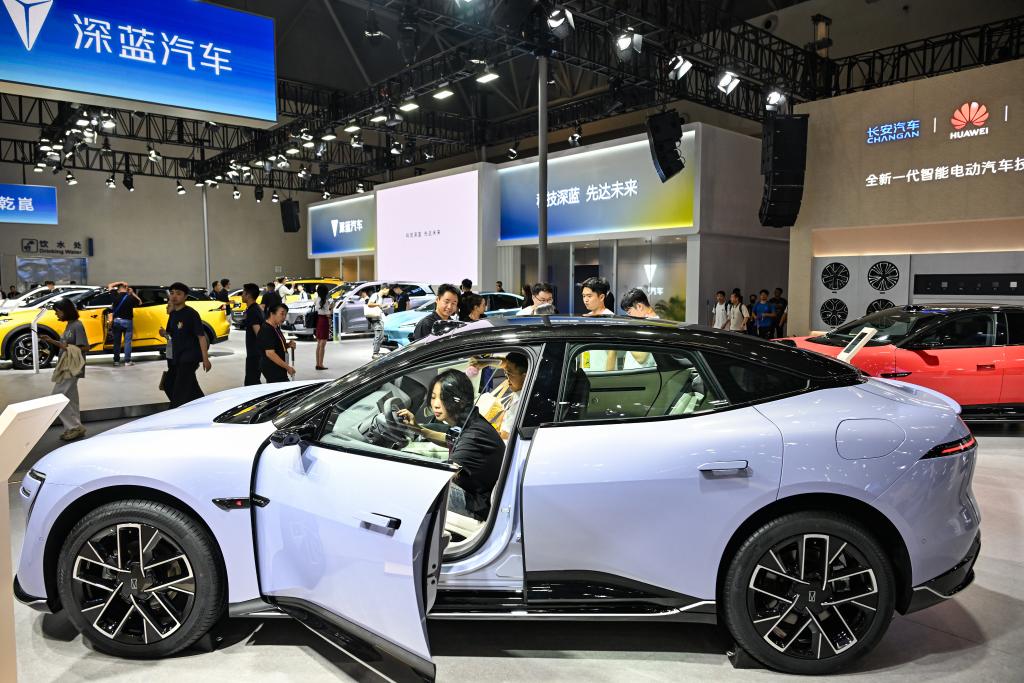 财经聚焦丨更聪明更安全更开放——从智博会看智能网联新能源汽车新趋势(图1)