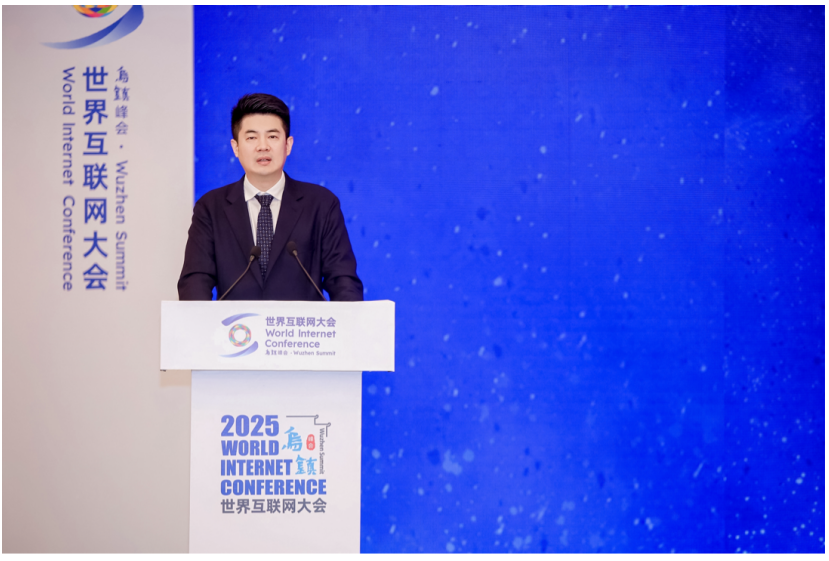 乌镇峰会|360胡振泉发布《大模型安全白皮书》构筑全链路AI安全防护网(图1)