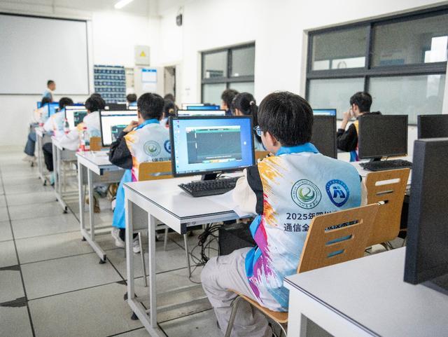 2025年四川省大学生通信全网建设技术竞赛在蓉举行(图1)