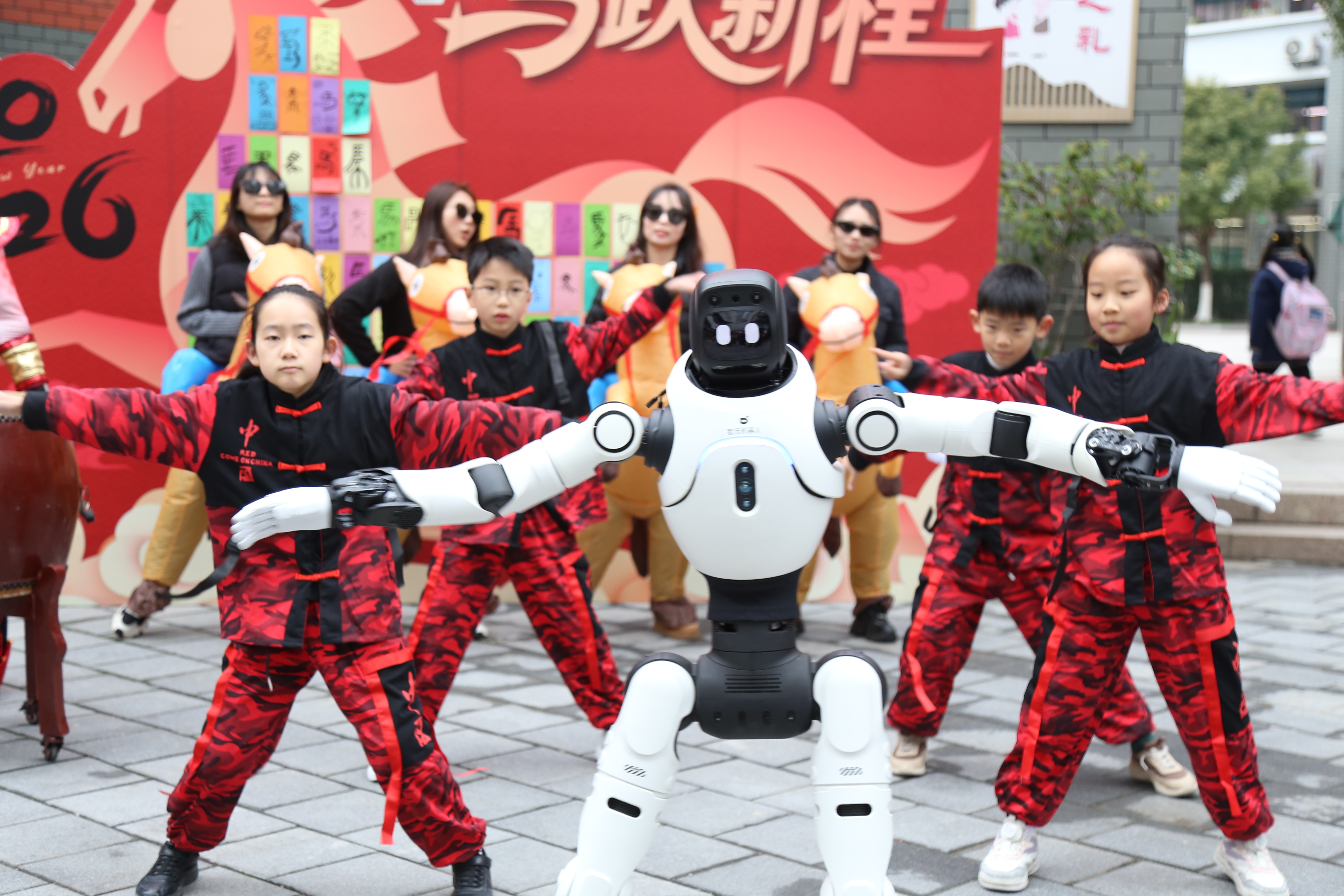 机器人“整活”！无锡梁溪中小学科技迎新(图1)