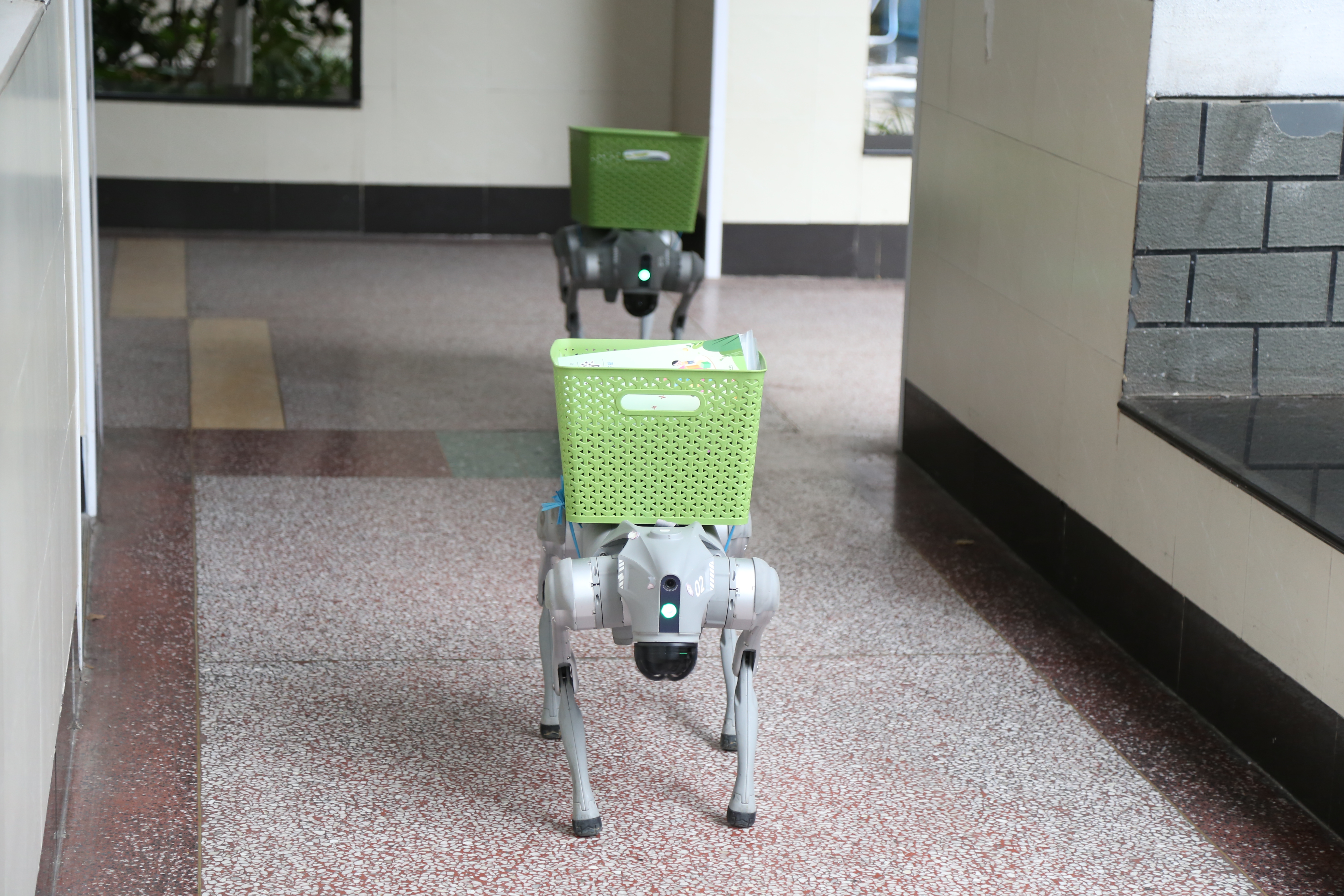 机器人“整活”！无锡梁溪中小学科技迎新(图2)